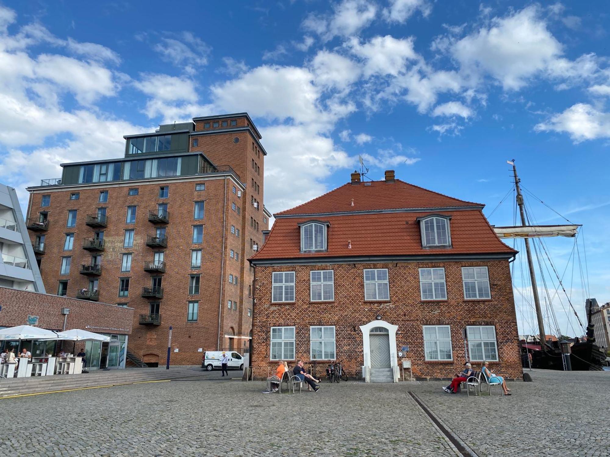Meerblick, Balkon Und Private Sauna Im Historischen Getreidespeicher Wismar Exterior photo